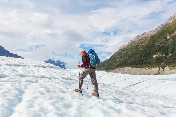 Senderista en glaciar en Alaska — Foto de Stock