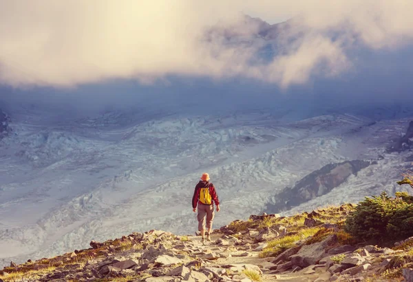 Hiking man in the mountains — Stock Photo, Image