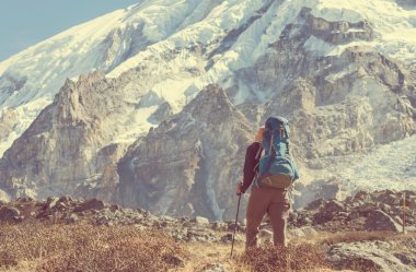 Uzun yürüyüşe çıkan kimse Himalaya dağ