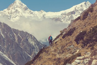 Uzun yürüyüşe çıkan kimse Himalaya dağ