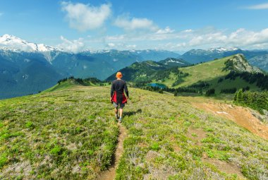 Dağlarda yürüyüş adam