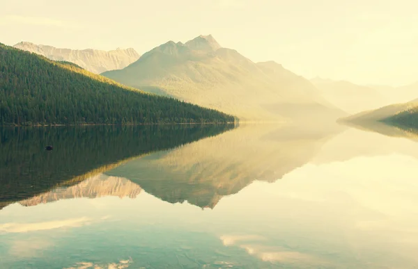 Picturesque Bowman lake — Stock Photo, Image