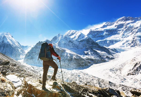 Senderista en la montaña del Himalaya — Foto de Stock