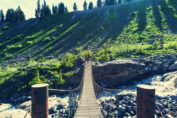 在山里徒步旅行人 — 图库照片