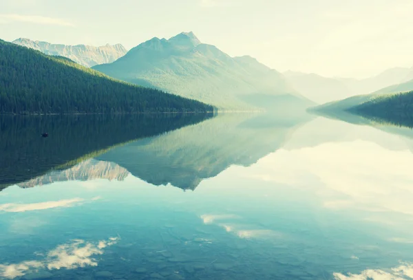 Picturesque Bowman lake — Stock Photo, Image