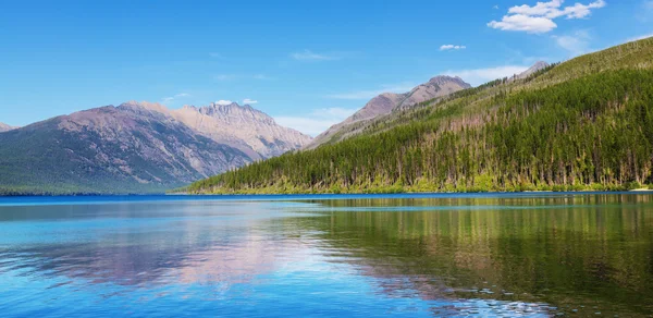 Picturesque Bowman lake — Stock Photo, Image