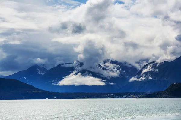 Malebné jezero v Kanadě — Stock fotografie