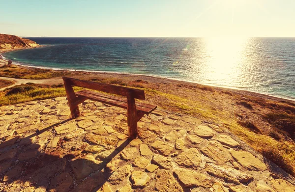 Vieux banc sur la plage — Photo