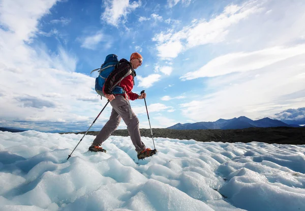 在阿拉斯加的冰川上的徒步旅行者 — 图库照片