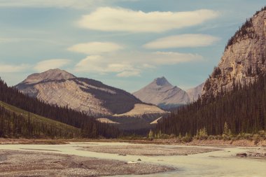 Kanada'da pitoresk dağlar