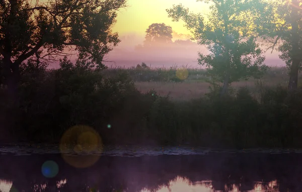 Ongebruikelijke rivier mist — Stockfoto