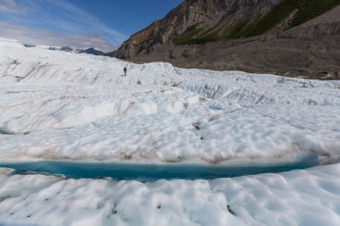 Wrangell-St. Elias buzul üzerinde uzun yürüyüşe çıkan kimse 