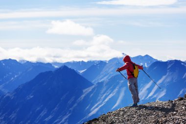 Adam Kanada dağlarında hiking