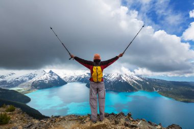 Adam Kanada dağlarında hiking