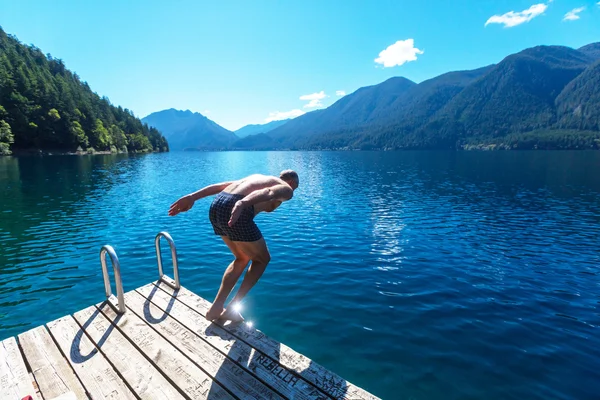 Man springen in Lake Crescent — Stockfoto