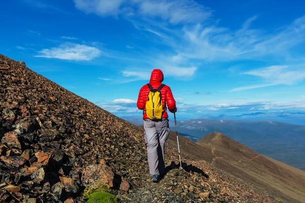 Adam Kanada dağlarında hiking — Stok fotoğraf