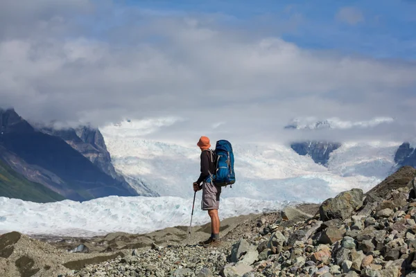 Turysta na lodowcu w Wrangell – St. Elias — Zdjęcie stockowe