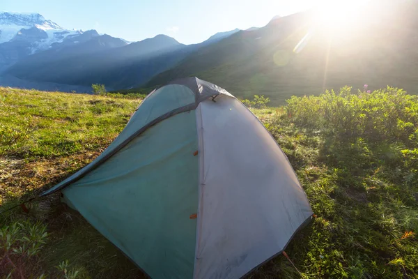 Hicker 's tent in mountains — стоковое фото