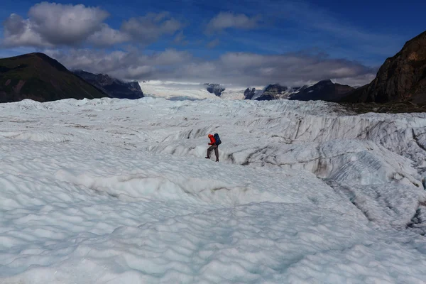 Hiker on glacier in Wrangell-St. Elias — Stock Photo, Image