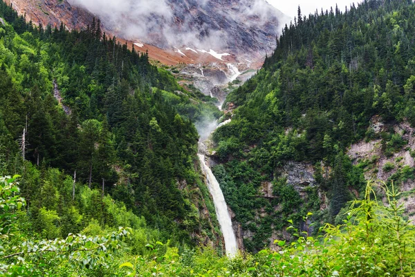 Wasserfall in den kanadischen Bergen — Stockfoto