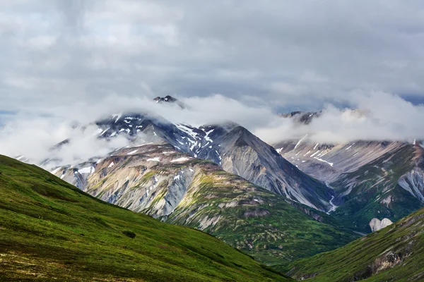 Pintorescas y hermosas montañas canadienses — Foto de Stock