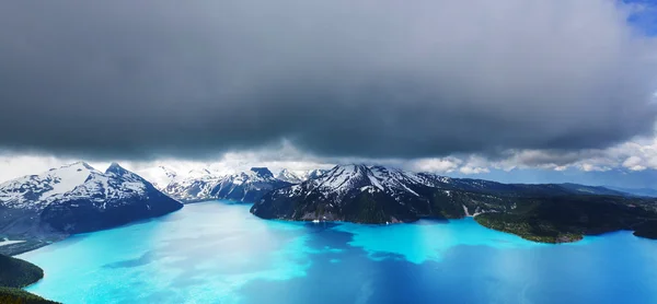 Caminata en el lago Garibaldi, Canadá . — Foto de Stock