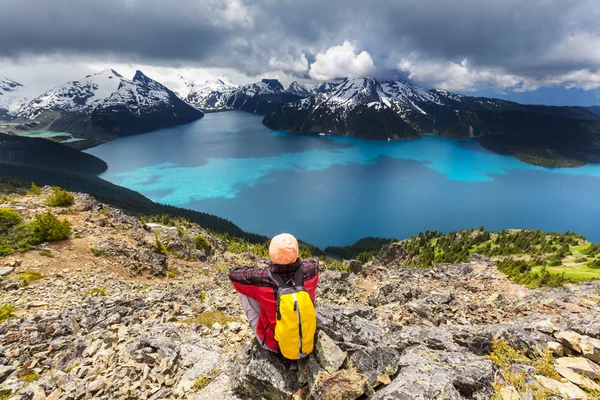 Adam Kanada dağlarında hiking — Stok fotoğraf