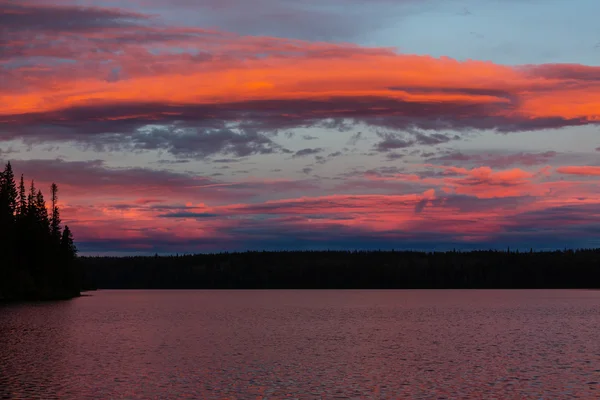 Escena del atardecer en el lago —  Fotos de Stock