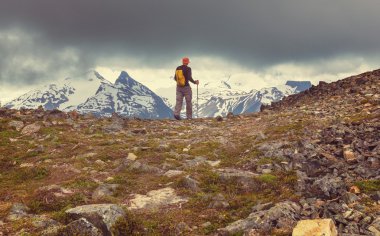 Dağlarda yürüyüş adam