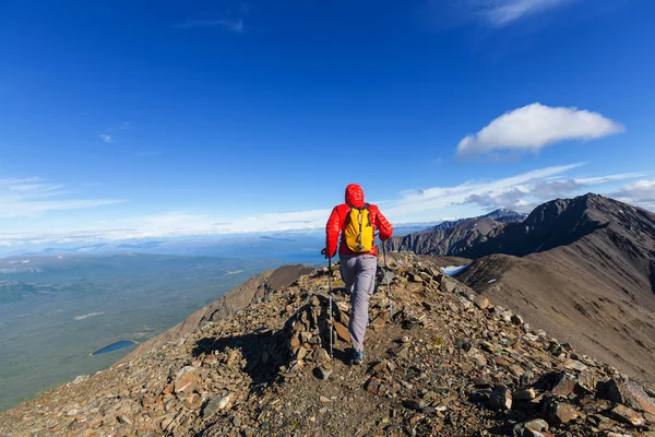 Escursionismo uomo in montagna — Foto Stock