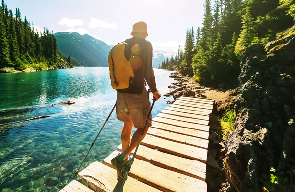 在山中徒步旅行人 — 图库照片