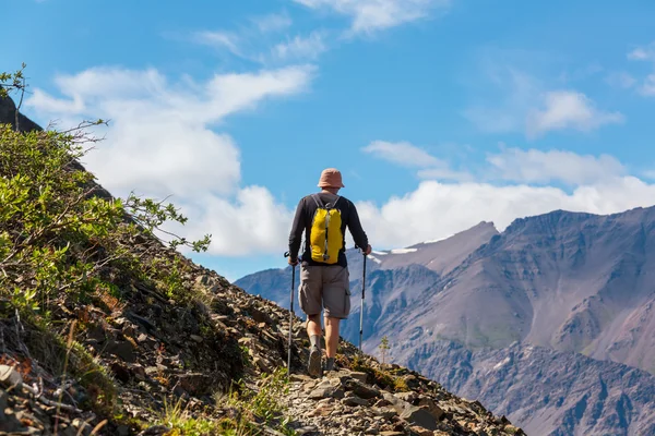 Escursionismo uomo in montagna — Foto Stock