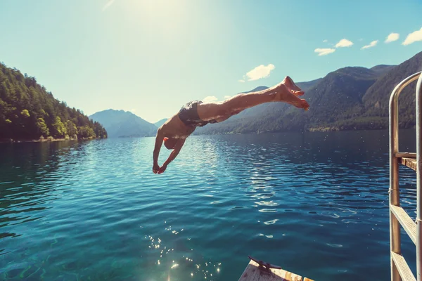 L'uomo che salta al lago Mezzaluna — Foto Stock