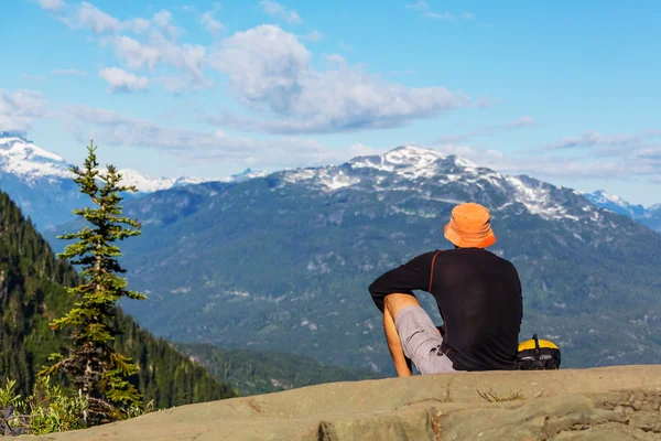 Escursionismo uomo in montagna — Foto Stock