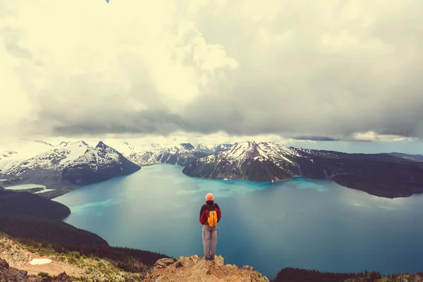 Hiking man in mountains — Stock Photo, Image