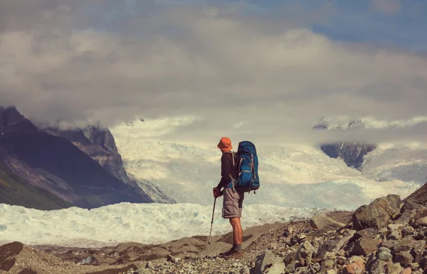 Escursionista sul ghiacciaio del Kennicott — Foto Stock