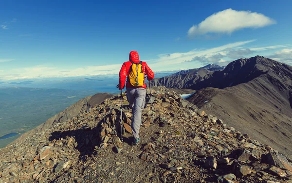 Escursionismo uomo in montagna — Foto Stock