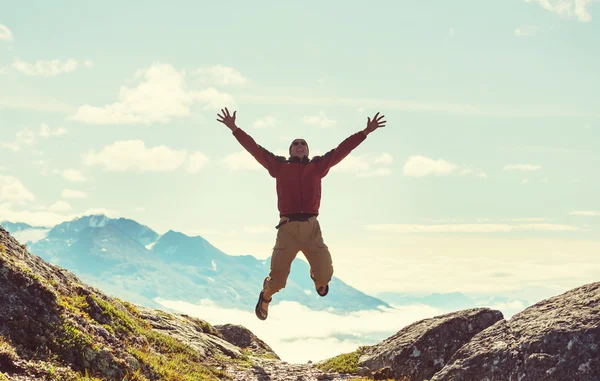 Man on sheer cliff — Stock Photo, Image