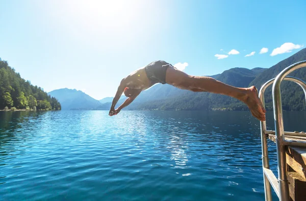 L'uomo che salta al lago Mezzaluna — Foto Stock