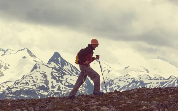 Dağlarda yürüyüş adam — Stok fotoğraf