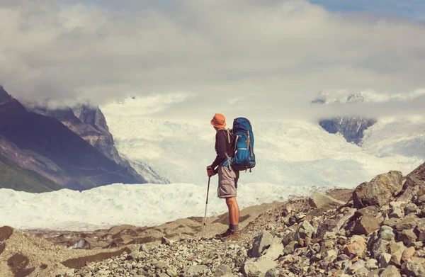 Escursionista sul ghiacciaio — Foto Stock