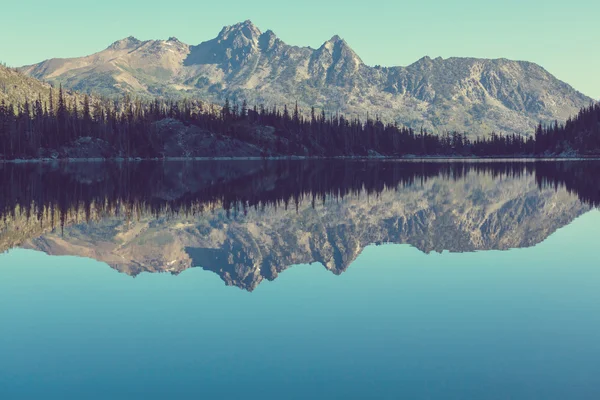 Krásná Alpská jezera wilderness prostoru — Stock fotografie