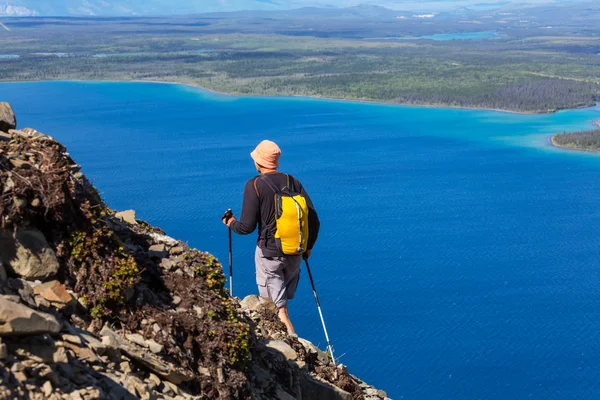 Wandelen man in Bergen — Stockfoto