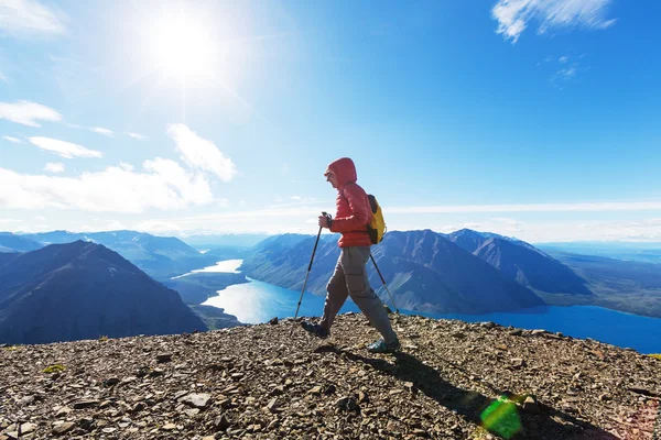 Hiking man in mountains — Stock Photo, Image