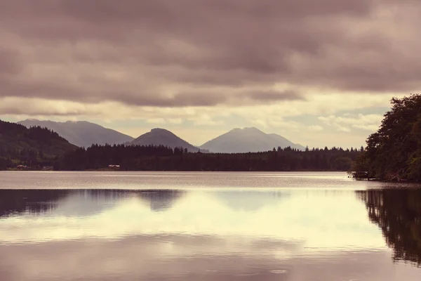 Schöner Halbmond am See — Stockfoto