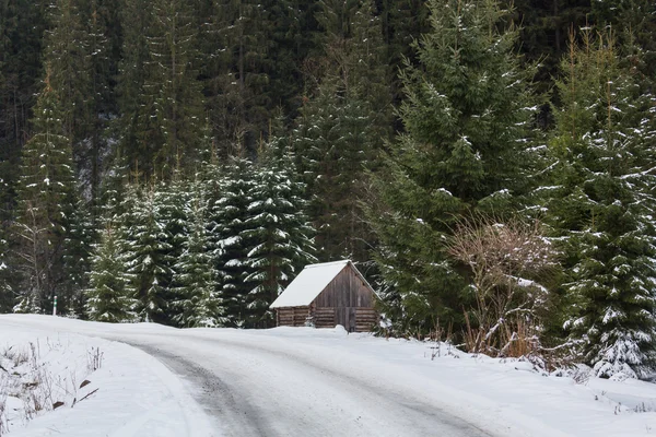 Зимняя хижина в горах — стоковое фото