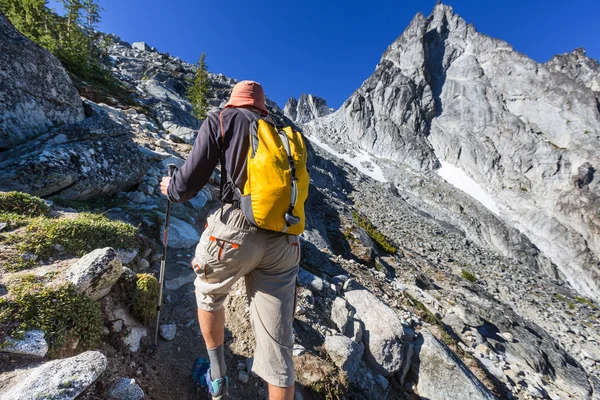 Hombre escalando en las montañas —  Fotos de Stock