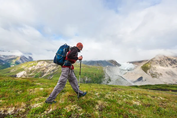 Wandersmann in den Bergen — Stockfoto