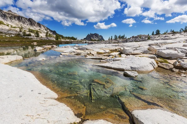 Hermosa zona salvaje de lagos alpinos — Foto de Stock