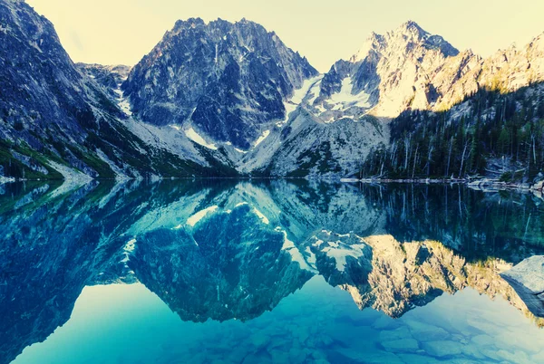 Beaux lacs alpins zone sauvage — Photo